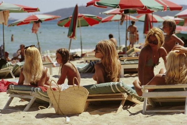 Girls at Saint-Tropez beach. 