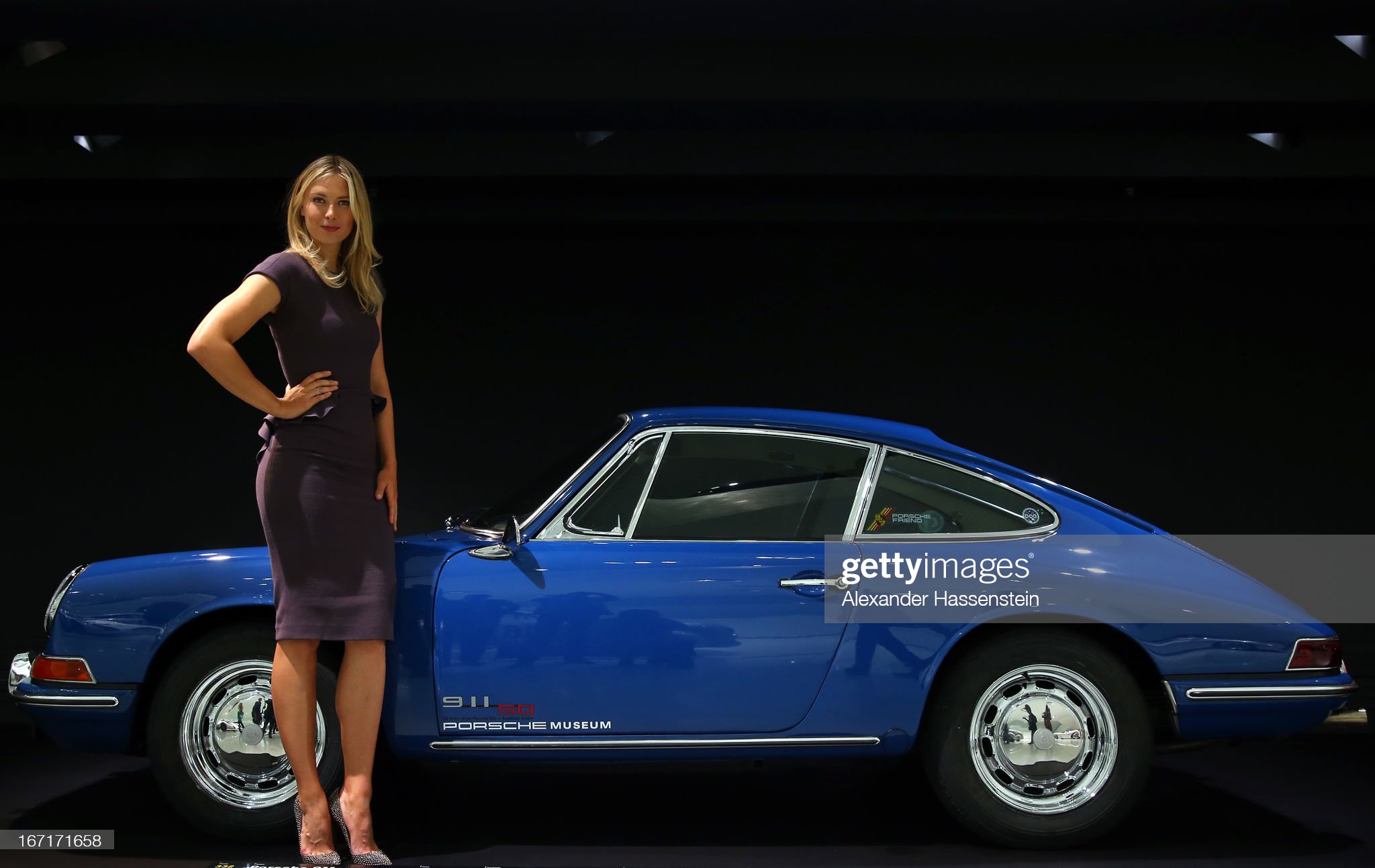 Maria Sharapova poses next to a Porsche 911 2.0 Coupe.