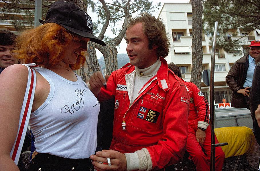 1977, Monte Carlo. After his fellow-countryman Ronnie Peterson, Swedish Lotus driver Gunnar Nilsson signs on the girl's shirt.