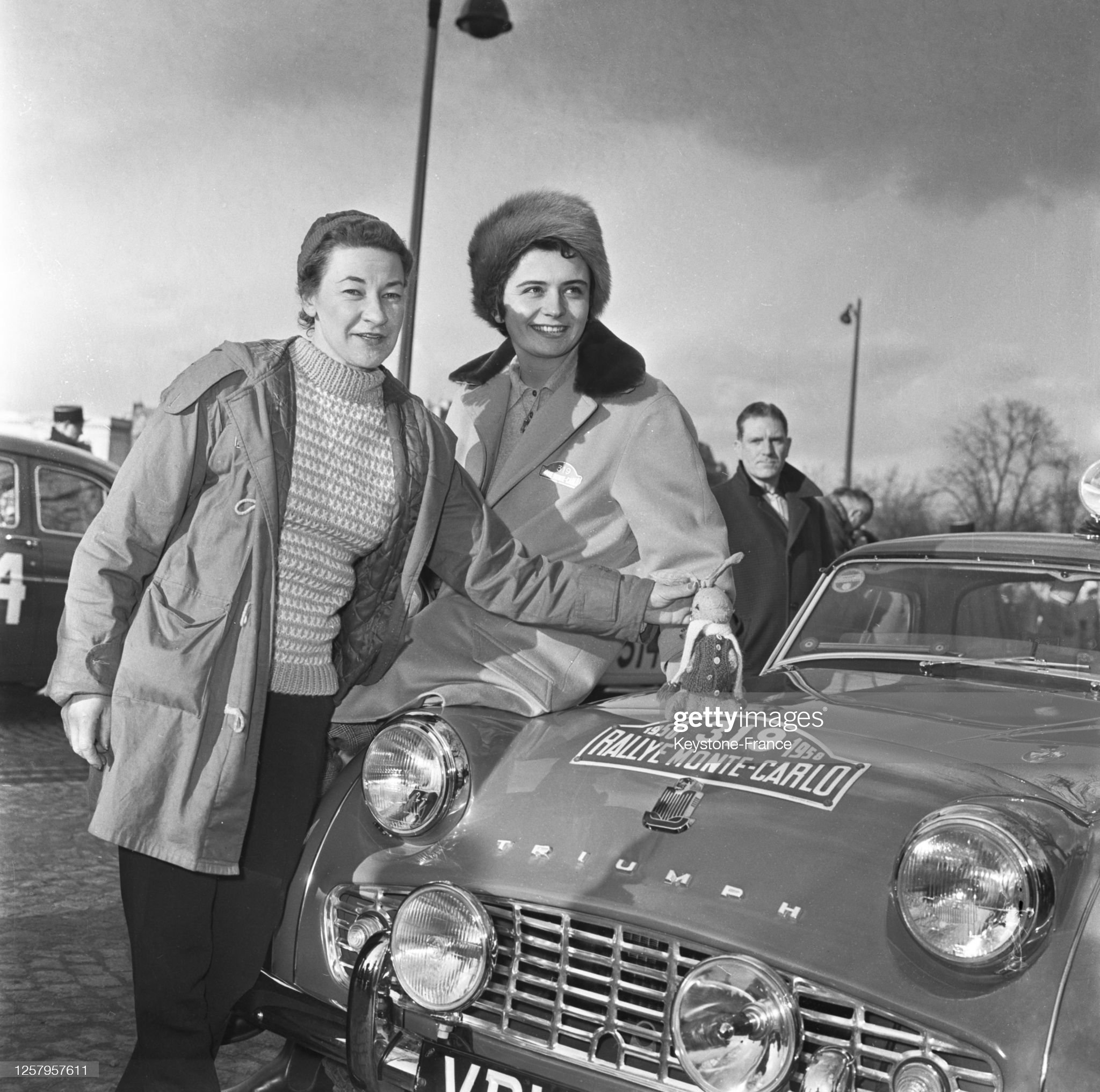 La pilote française Annie Soisbault avec sa 'Triumph' au départ du rallye automobile Monte-Carlo à Paris, le 22 janvier 1958, France.
