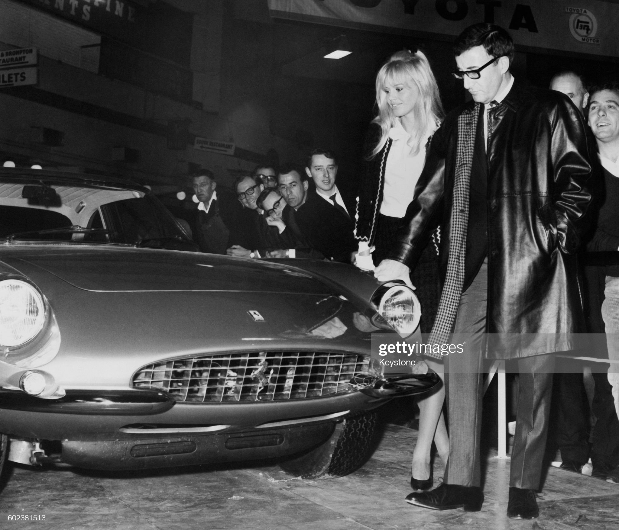 Peter Sellers and his wife, Swedish actress Britt Ekland, inspecting a Ferrari 500 Superfast coupe.