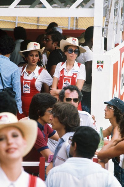 Marlboro promotional girls at the Argentinian Grand Prix, Buenos Aires, Argentina, 10-12th January 1975. 