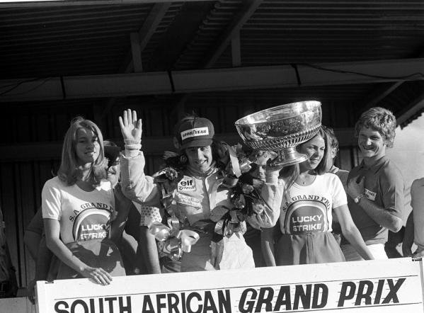 Winner Jackie Stewart with the spoils of victory. South African GP, Kyalami, 03 March 1973.