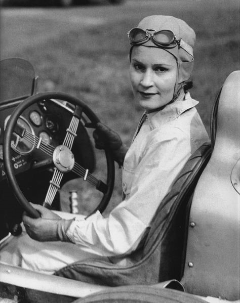 Genevra Delphine Mudge is widely considered to be the first ever female racing driver having started her career all the way back in 1899.