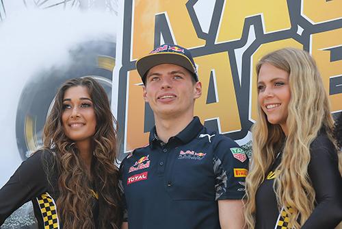 Max Verstappen with two girls.