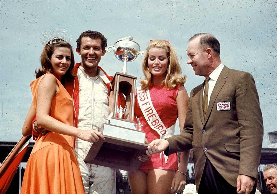 Richard Petty and two girls in 1967.