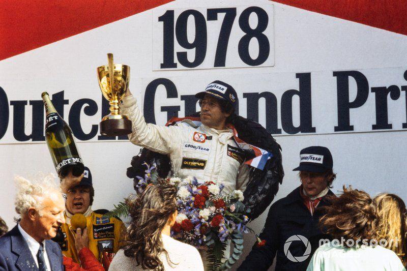 Podium: race winner Mario Andretti, Lotus; second place Ronnie Peterson, Lotus; third place Niki Lauda, Brabham.