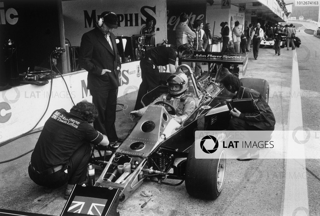 1976 Austrian Grand Prix. Osterreichring, Zeltweg, Austria. 13-15 August 1976. Mario Andretti (Lotus 77-Ford), 5th position, in the pits during practice, action. 