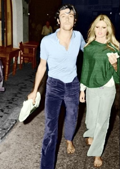 Brigitte Bardot with Gigi Rizzi, here barefoot towards Byblos in Saint Tropez in 1968.