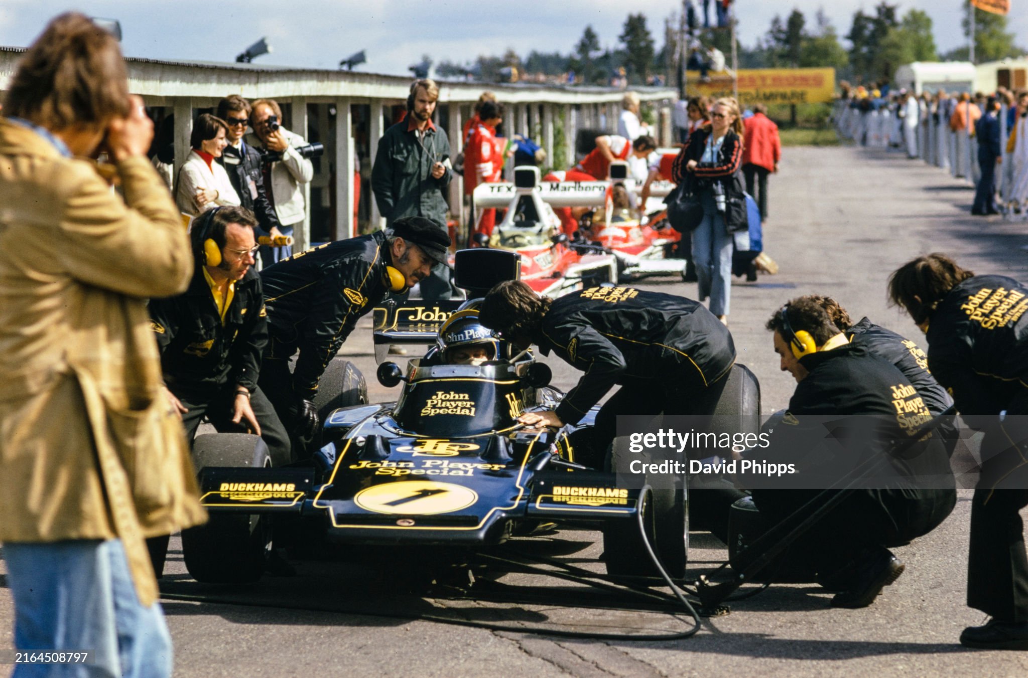 Ronnie Peterson, Lotus 72E Ford, talking to Colin Chapman and Peter Warr in the pits during the Swedish Grand Prix in Anderstorp on 09 June 1974. 