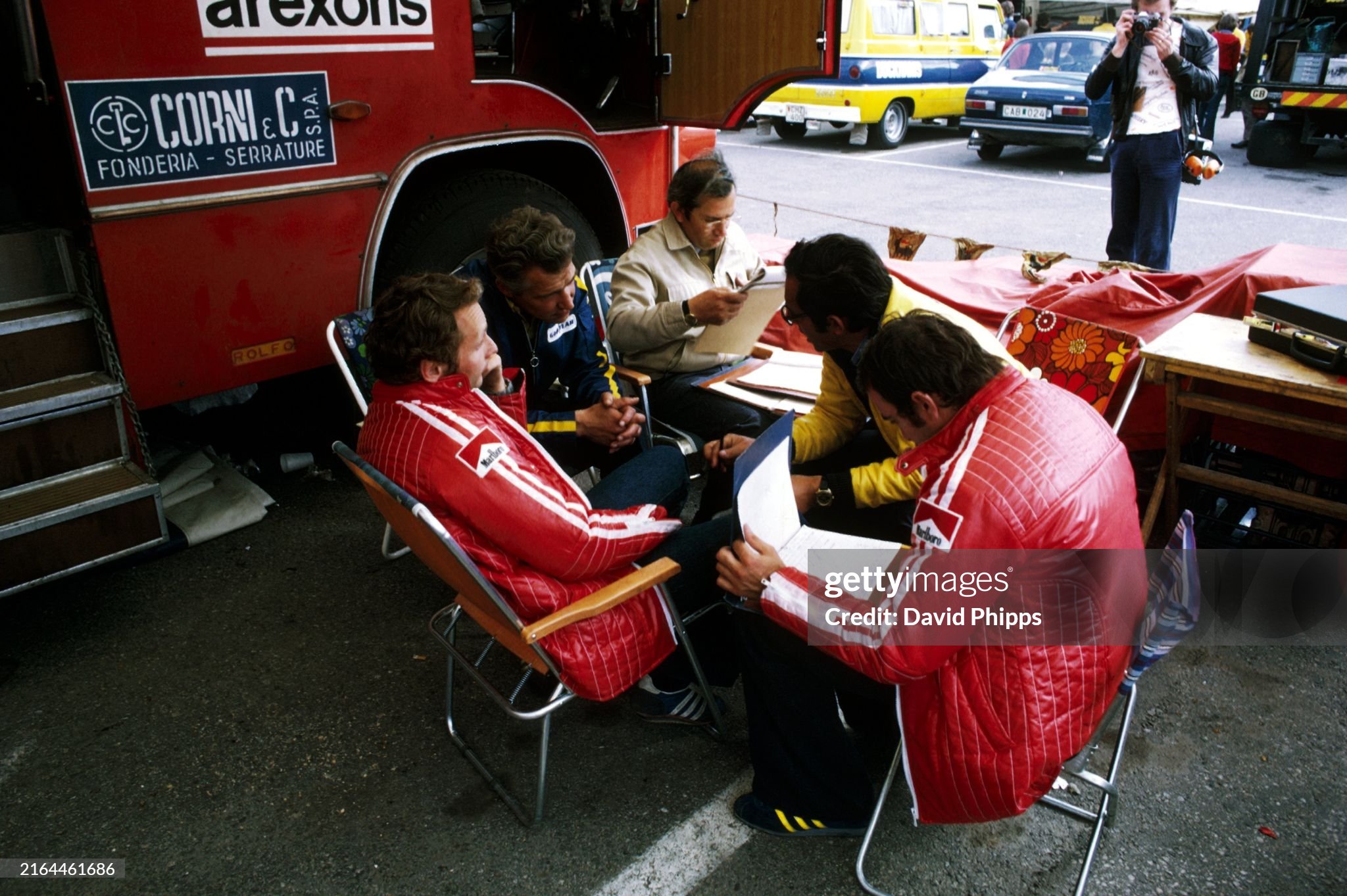 Race winner Niki Lauda discuses race set up with Mauro Forghieri and Ferrari team mate Clay Regazzoni, who finished third, after the Swedish Grand Prix in Anderstorp on 08 June 1975. 