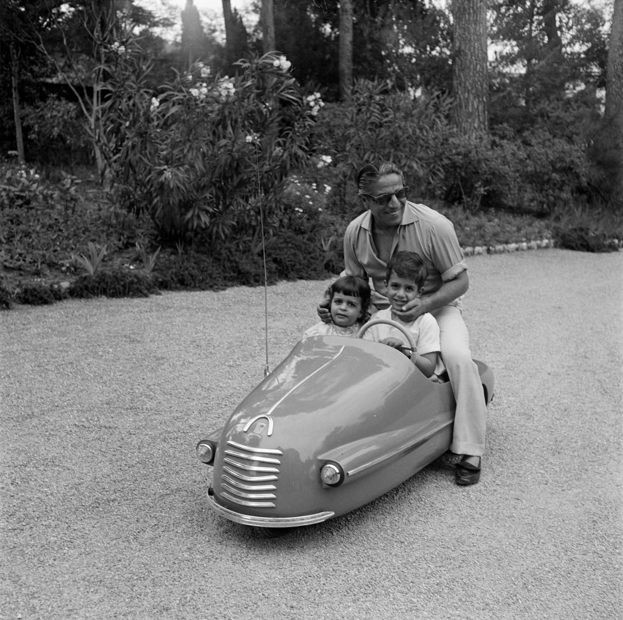 Aristotle Onassis with his children in 1954.
