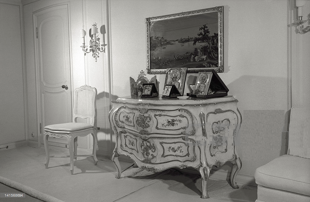 The interior of one of the rooms of the 'Christina'.