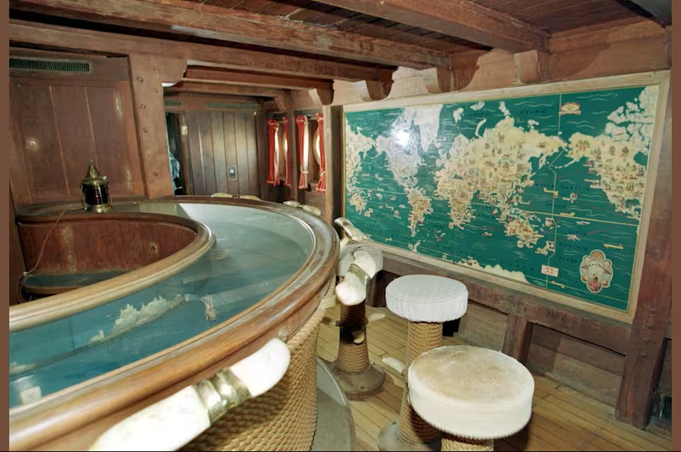 Ari's Bar.