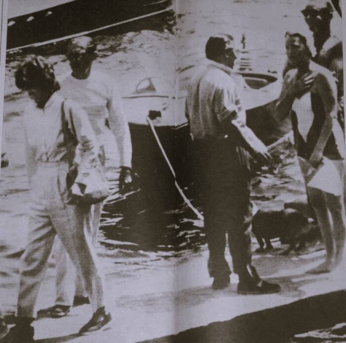 Greta Garbo, in a group that includes Onassis and George Schlee, during a journey in Capri on the yacht ‘Christina’.