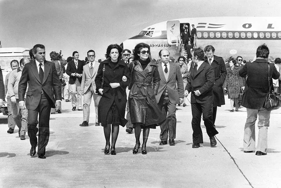 Christina and Jackie in the immediate vicinity of the funeral of Aristotle Onassis.