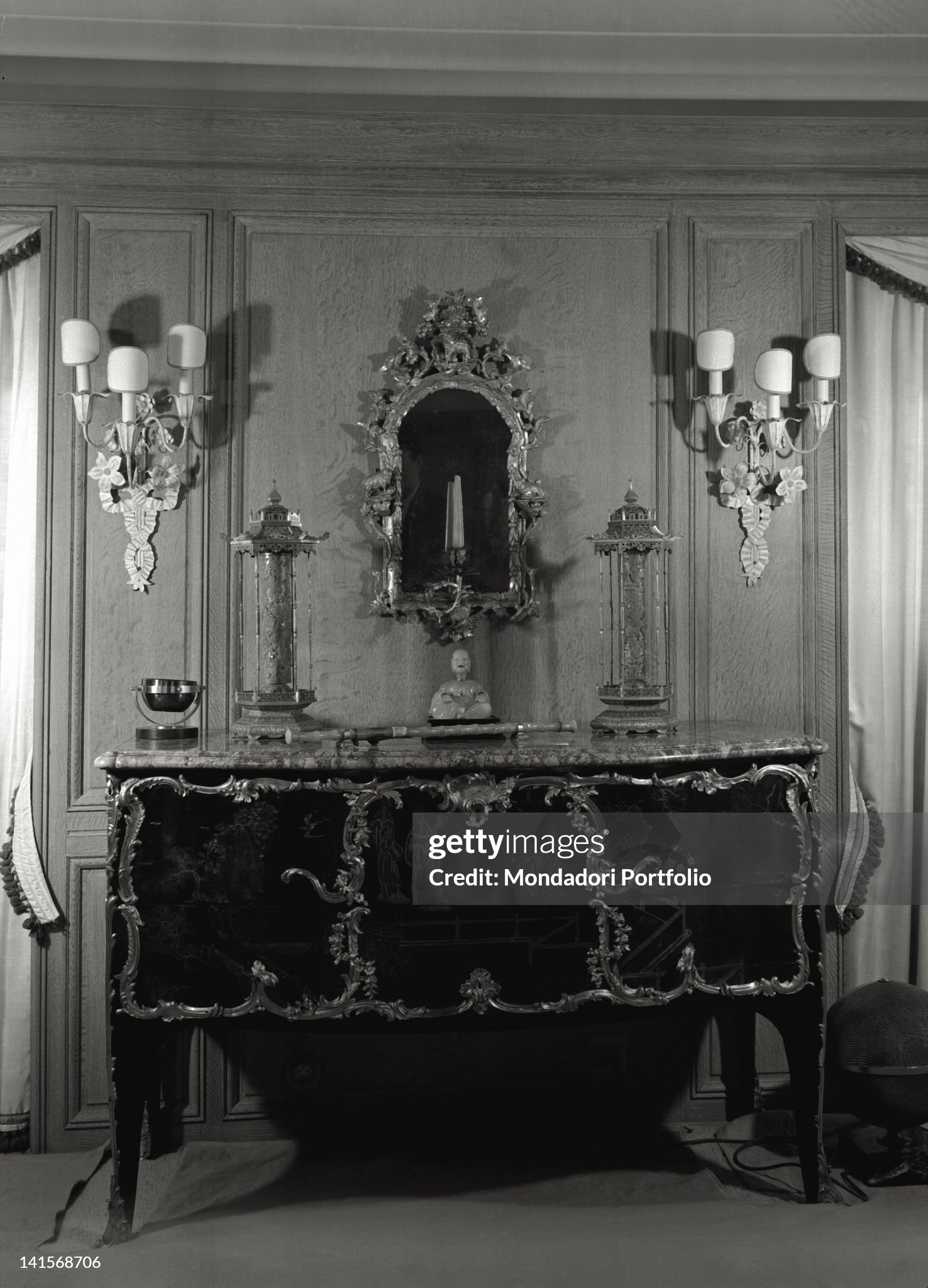 One of the eighteen cabins presents on board of the yacht of the Greek shipowner Aristotle Onassis 'Christina', with a chest of drawer in Luis XV style in which are a porcelain Buddha, a jade object and some 'chinoiserie' under a rococo mirror. Monte Carlo, Principality of Monaco, June 1961. 