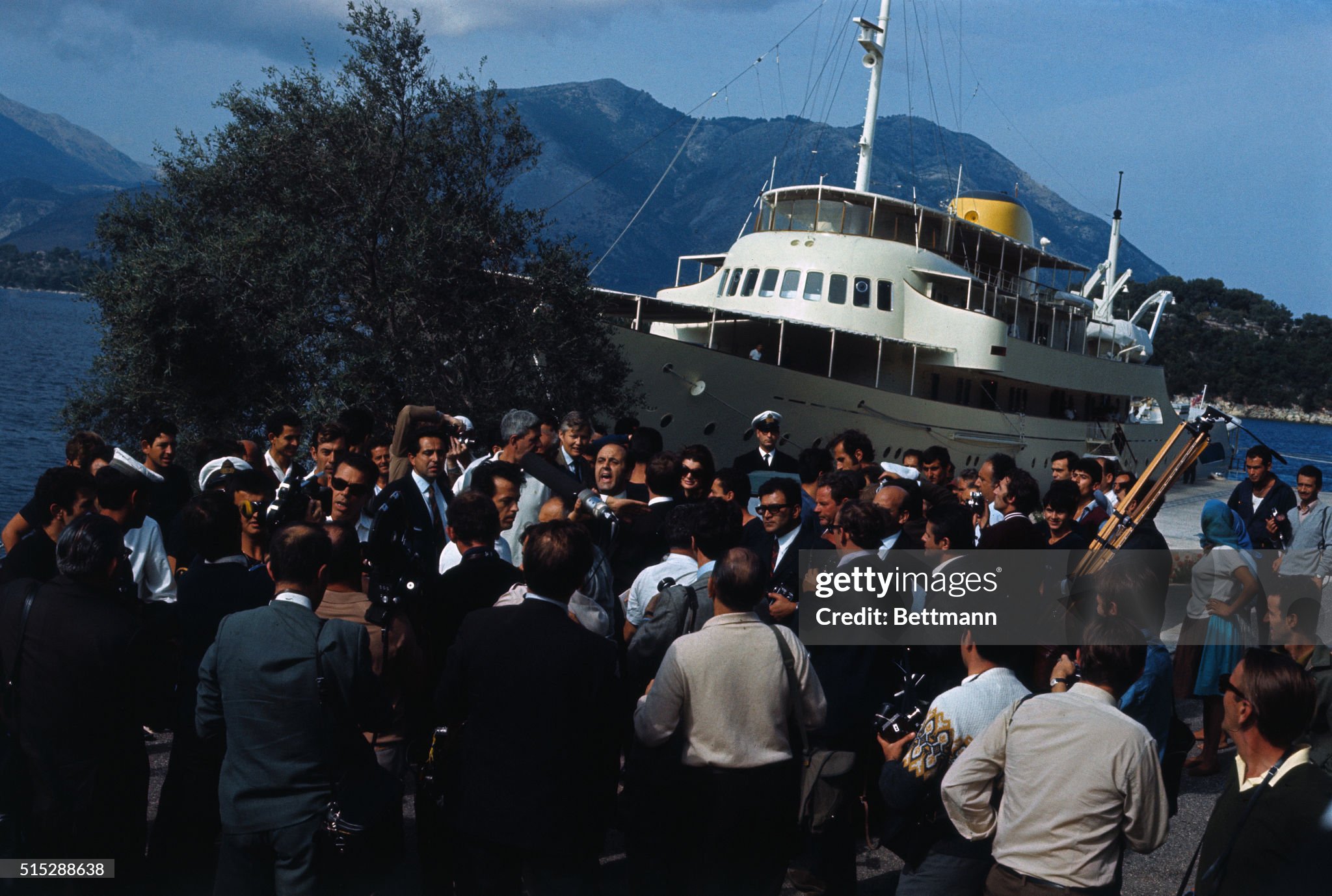 A crowd of reporters surrounds Jackie Kennedy after she arrived on the Greek island of Skorpios by her yacht ‘Christina’ on 19 October 1968. She recently announced she would marry financier Aristotle Onassis. 