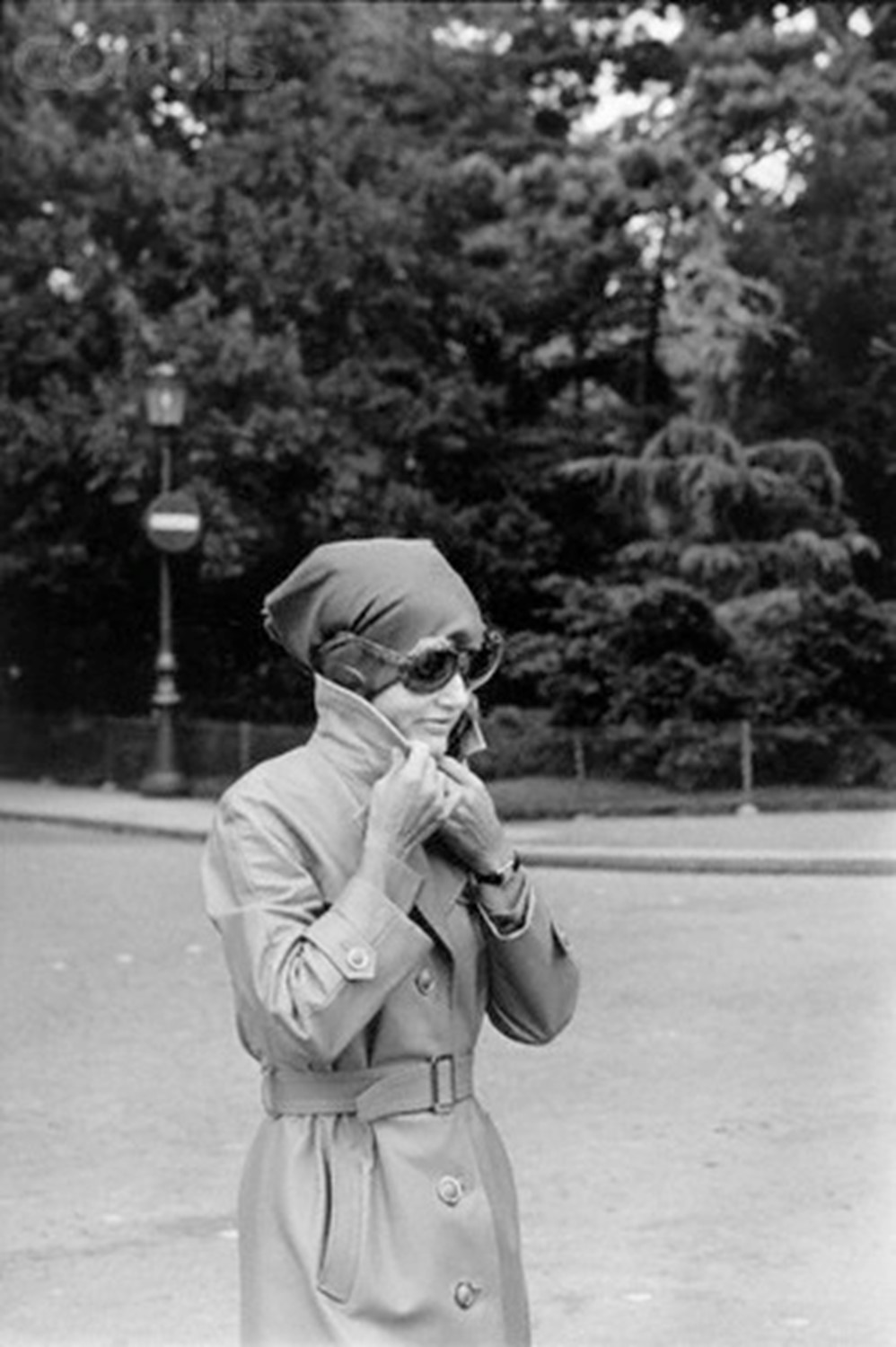 Jackie Onassis confronted by a pap in Paris. 