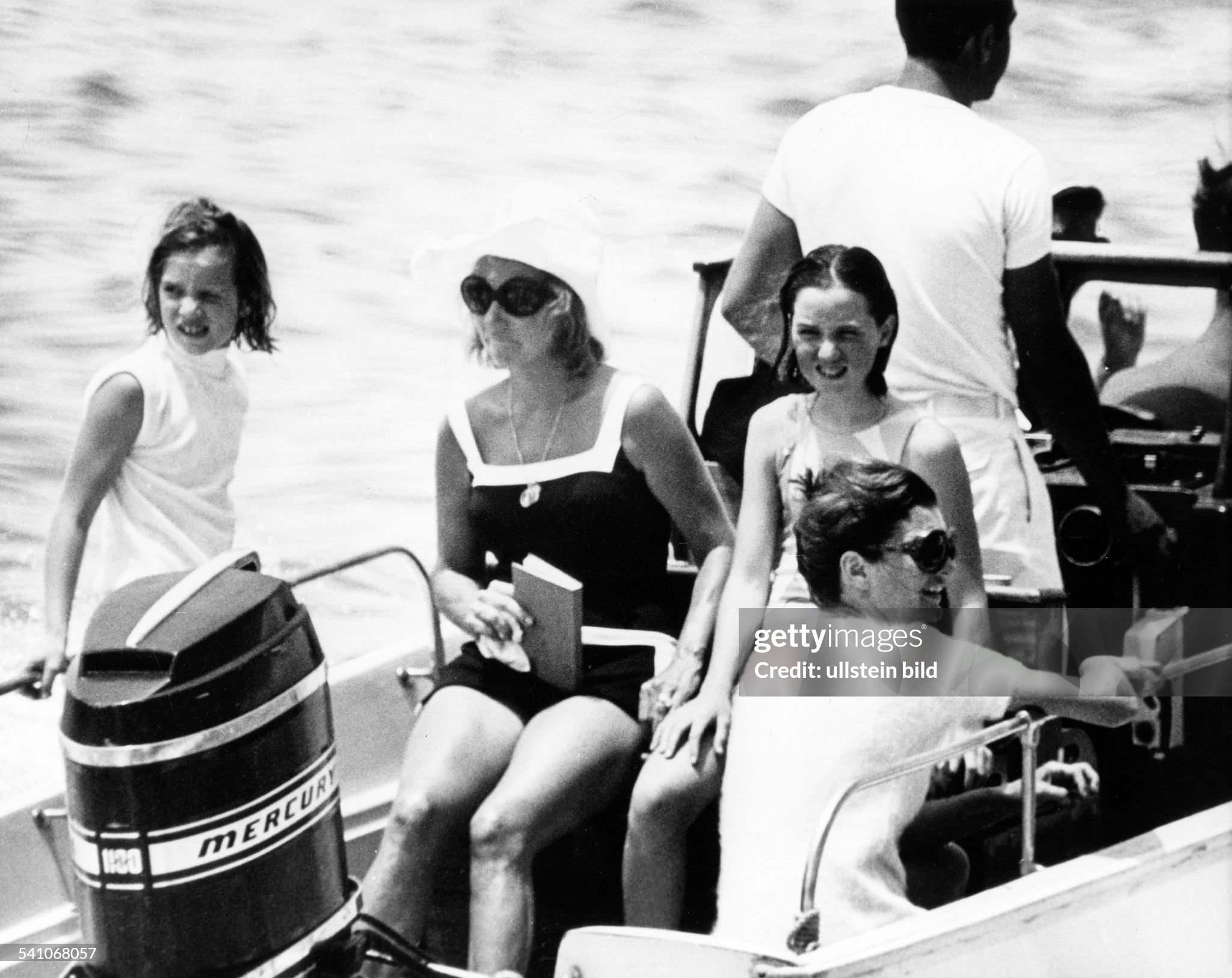 Jacqueline Kennedy Onassis boating in the Bahamas in 1970. In the middle Ethel Kennedy with her daughters. 