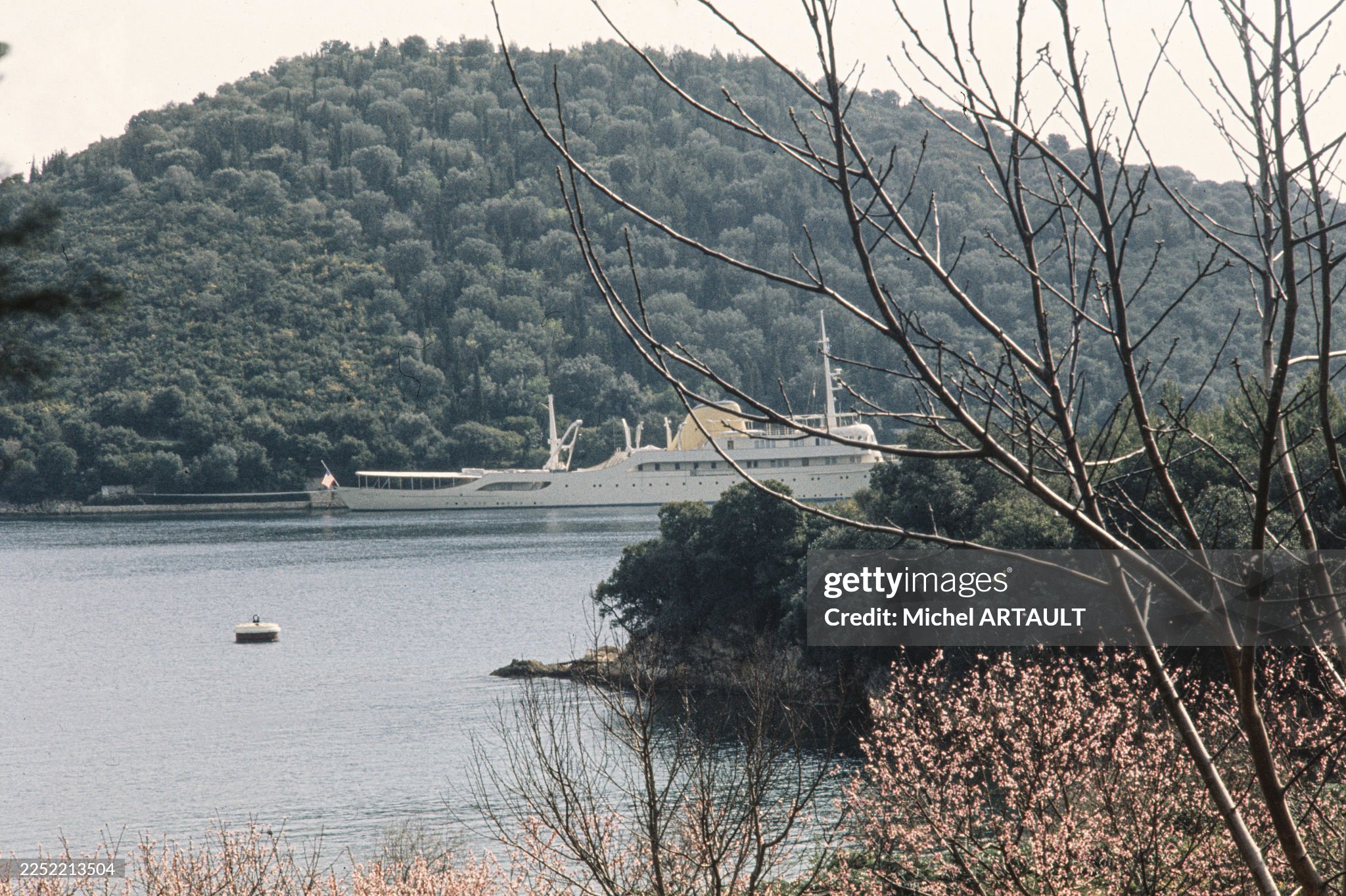 The yacht of Aristotle Onassis 'Christina' also sailed to the island of Skorpios on 18 March 1975. 