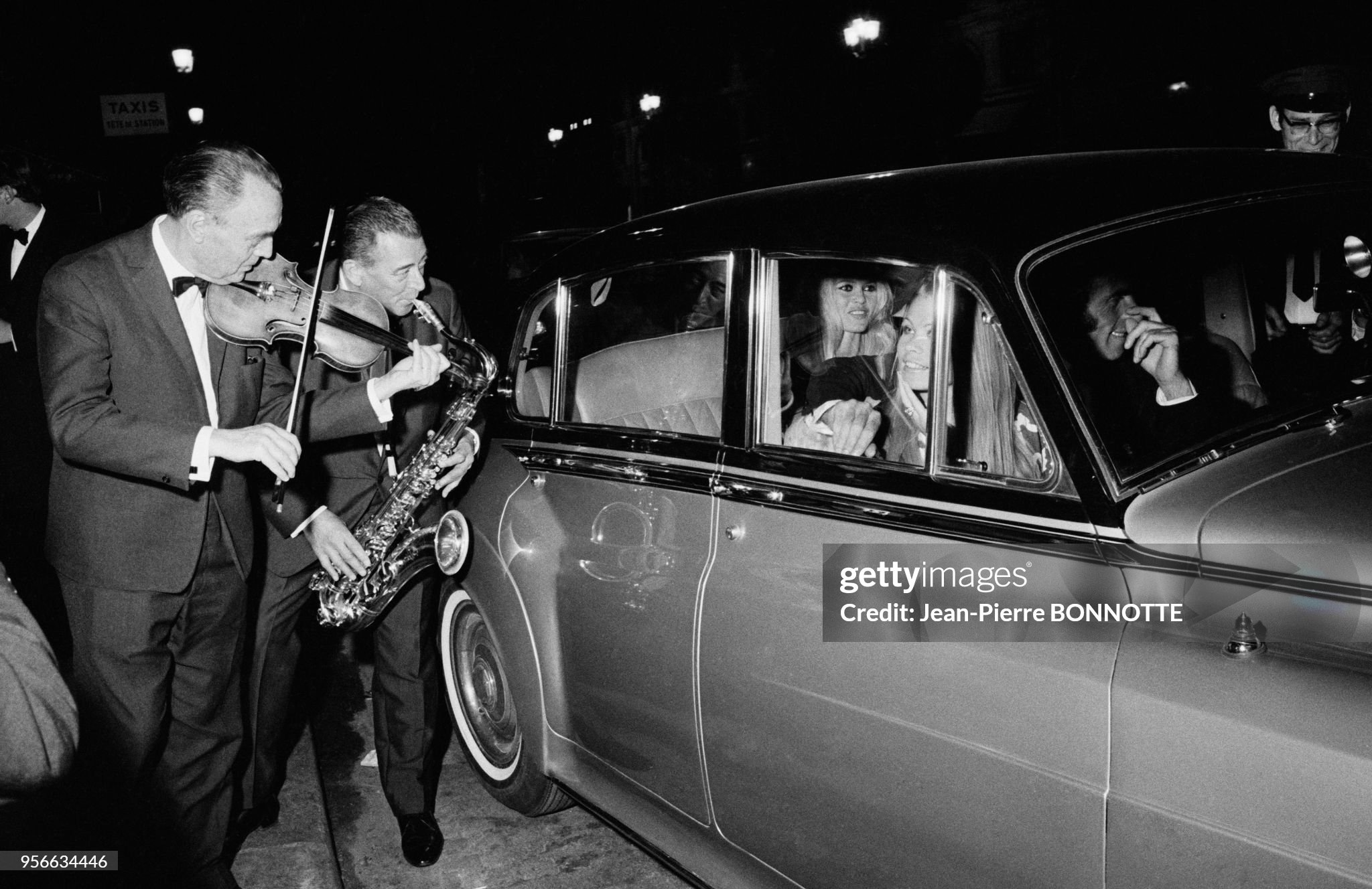 Brigitte Bardot et Gunther Sachs leave the 'Mic Mac' party at Maxim's in a Rolls-Royce in Paris, France, in April 1967. 