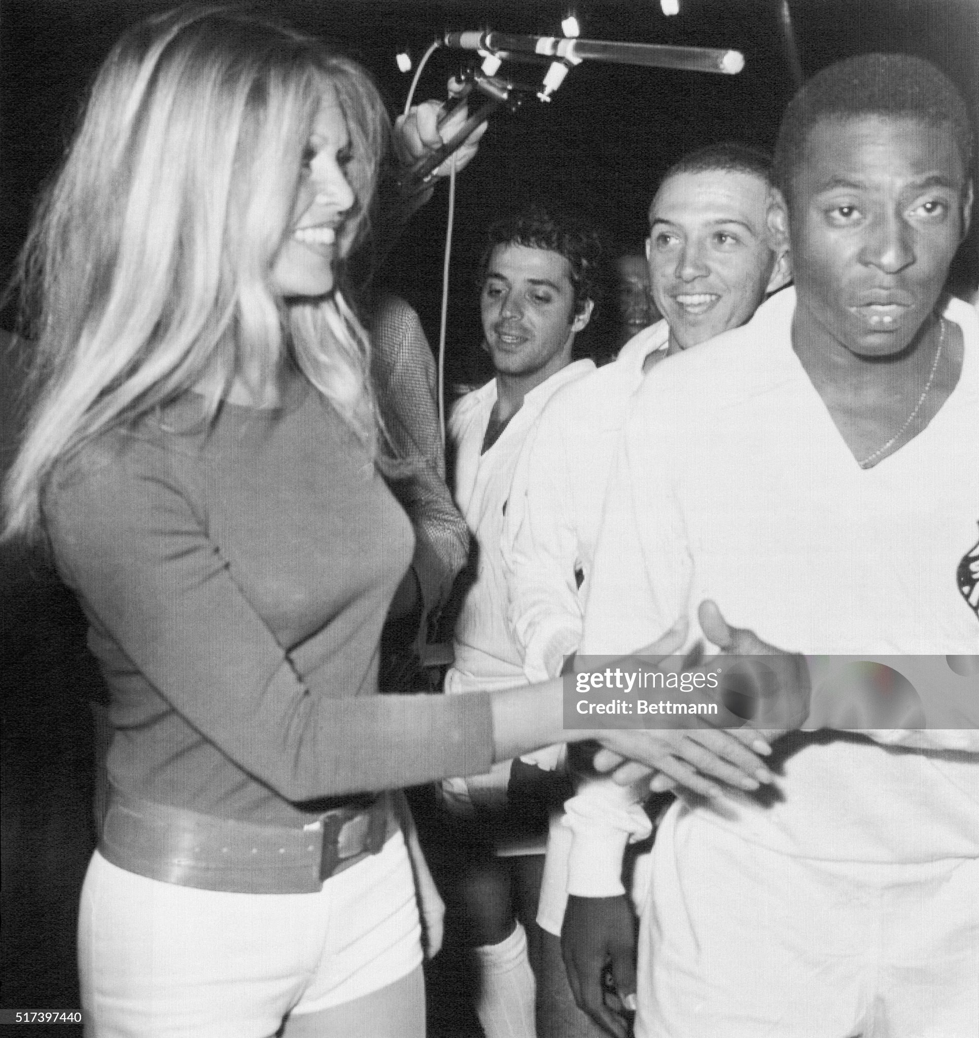King Pelé, who came to France to participate in a charity event, did not monopolize the photographers' attention. They preferred to focus on Brigitte Bardot.
