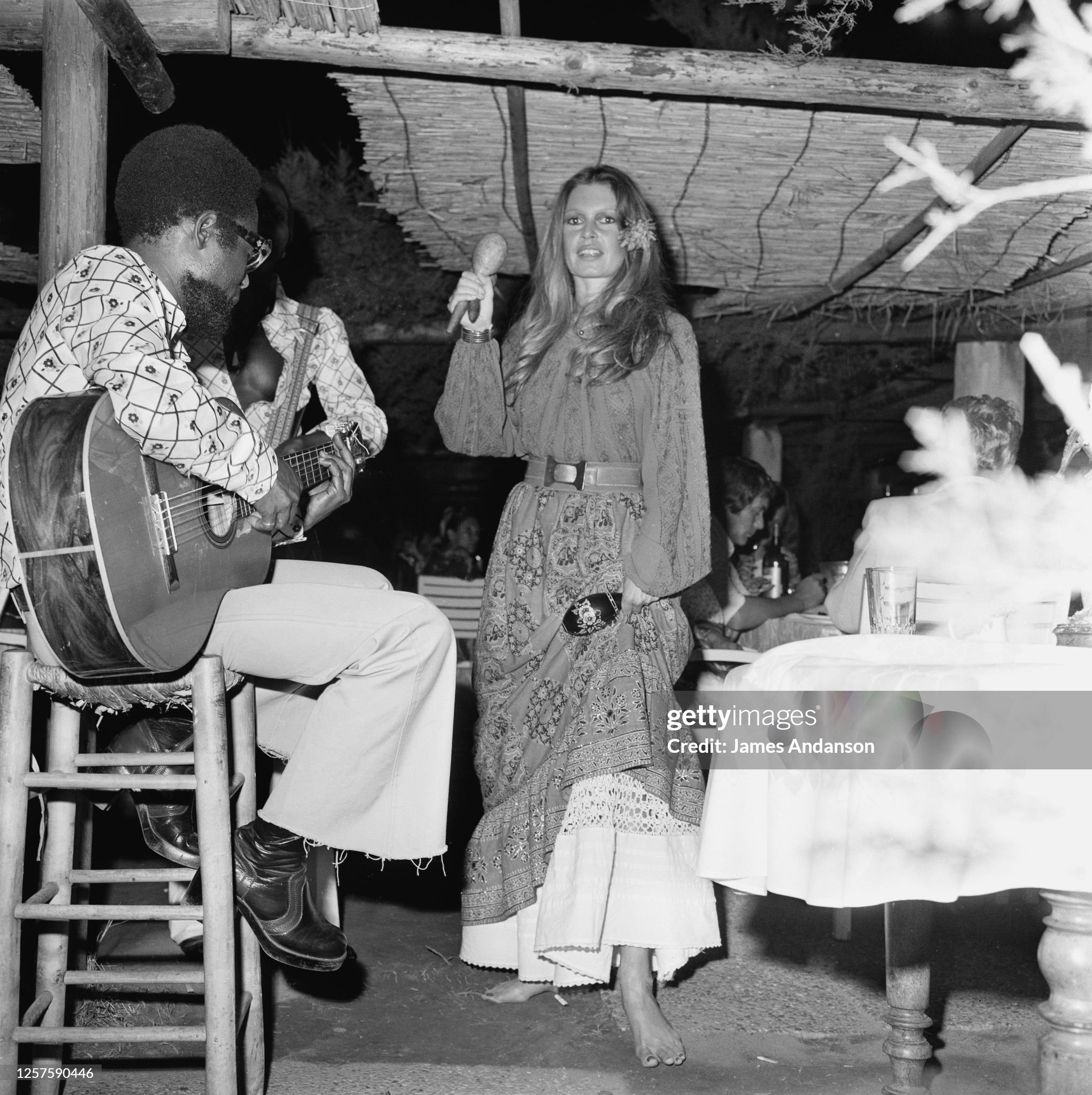 Brigitte Bardot ended the summer season in Saint-Tropez by singing during an evening at Club 55, where she was invited with her devoted companion Laurent Vergès on 01 August 1974. 