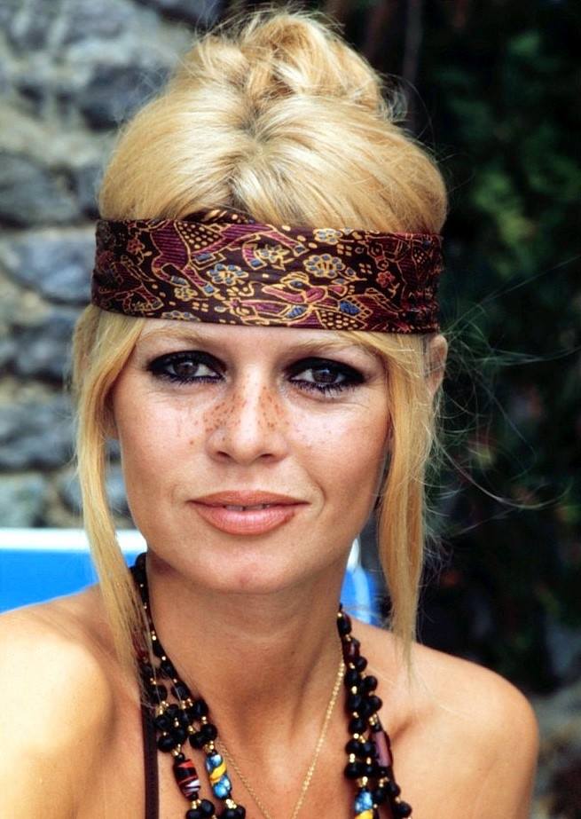 Brigitte Bardot, icon of the Tropezian fashion. The latest fashion from Tropez: an Indian silk scarf tied in a headband. The headband worn by Brigitte Bardot is the rallying sign of the old Tropezians overwhelmed by summer visitors: it means 