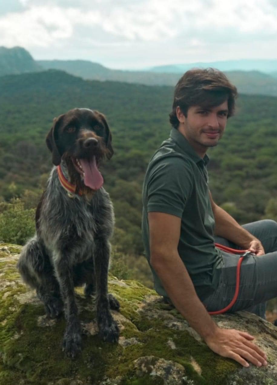 Carlos Sainz with his dog Piñón.