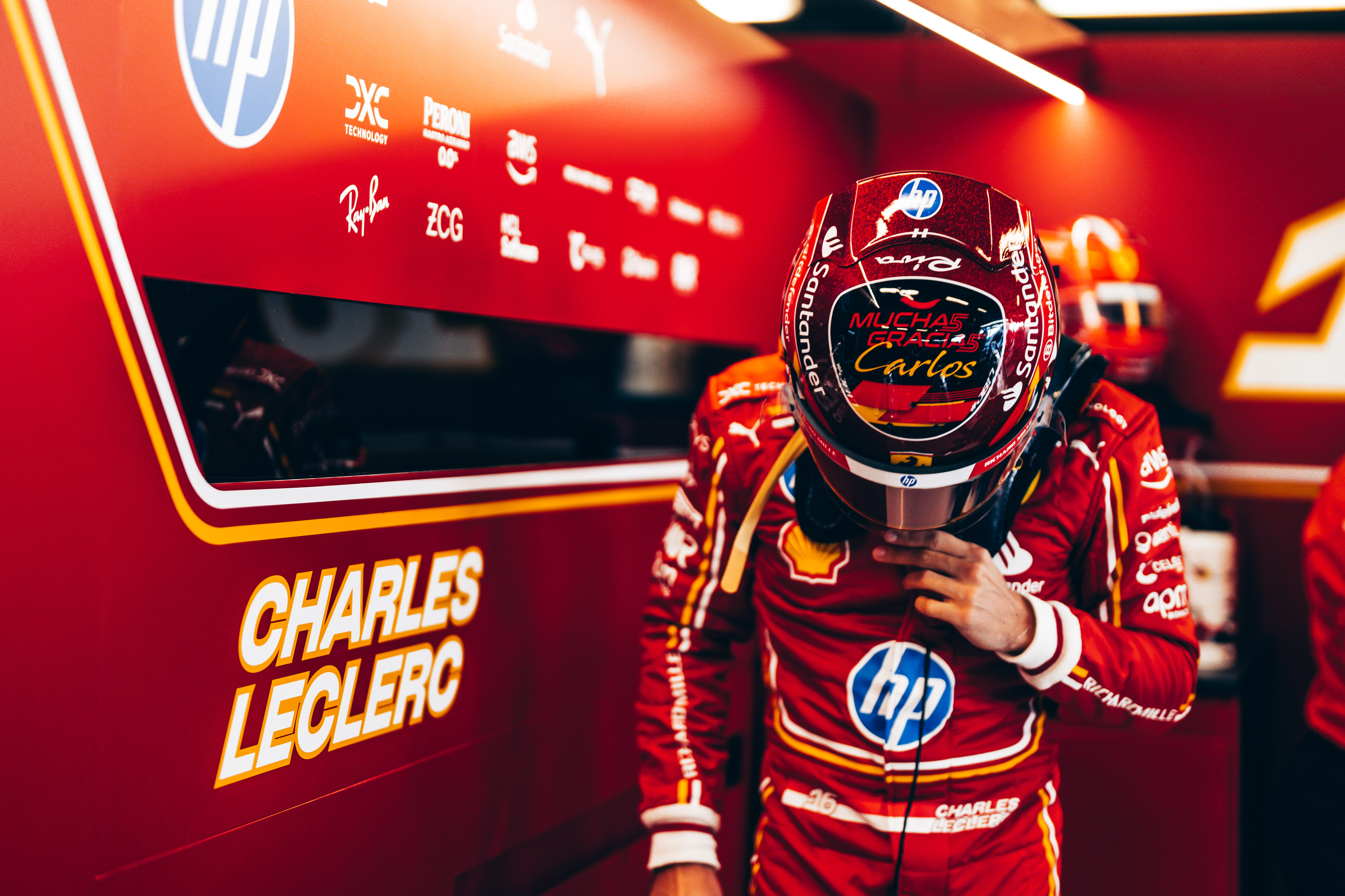 Charles Leclerc with the helmet dedicated to Carlos Sainz during qualifying for the Abu Dhabi Grand Prix on 07 December 2024. 