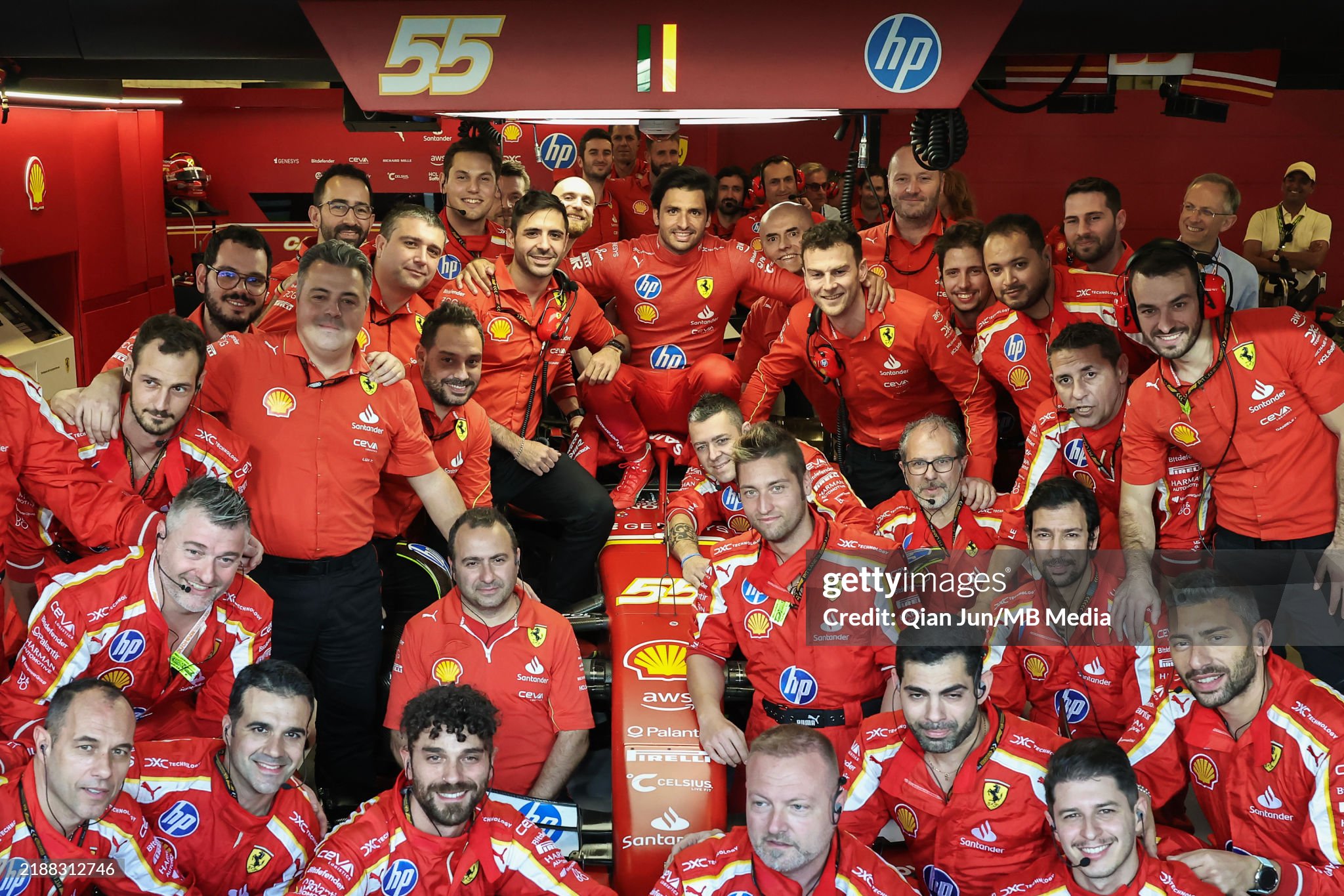 Carlos Sainz poses for a picture with his team on December 08, 2024 in Abu Dhabi, United Arab Emirates. 