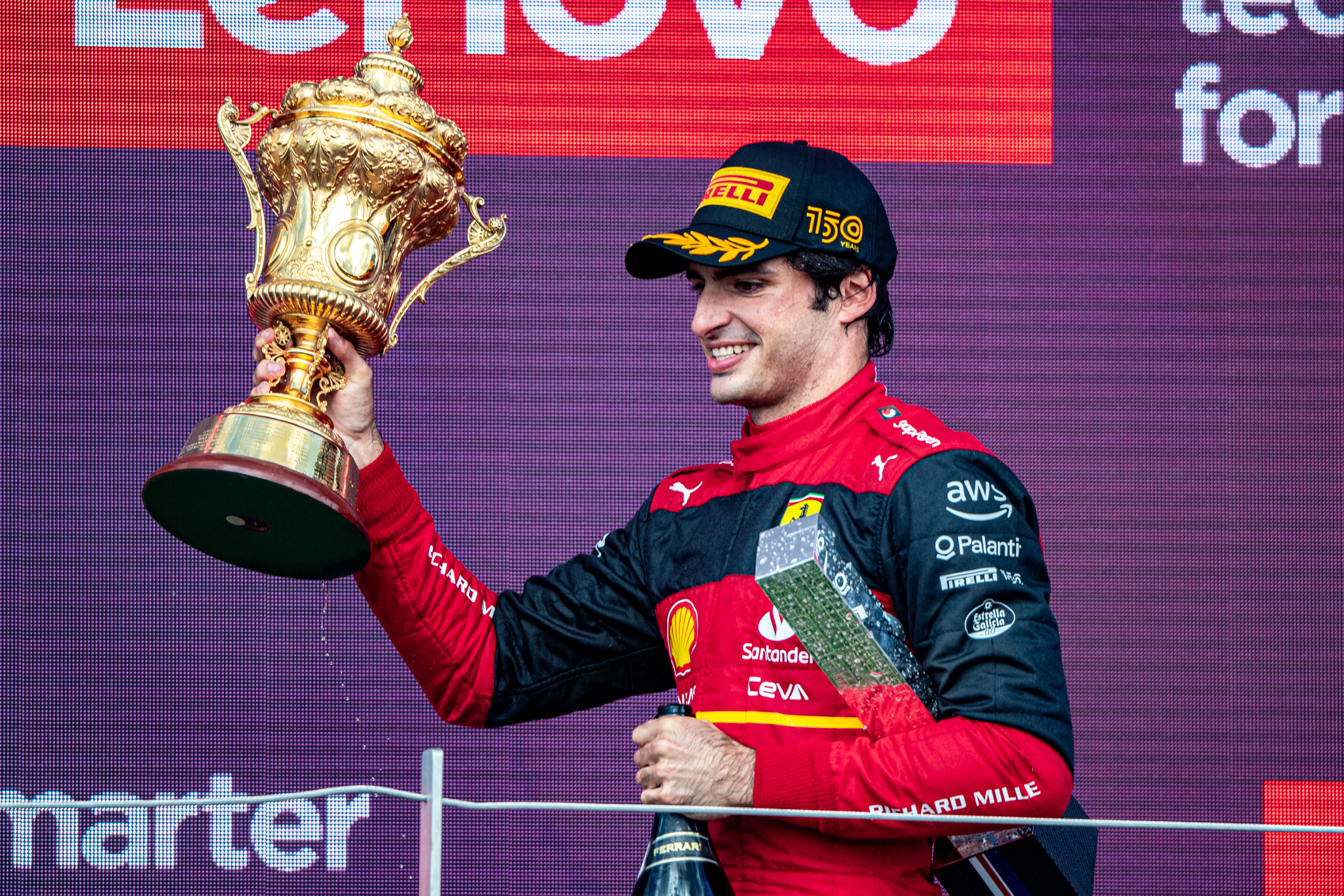 Carlos Sainz, winner of the Silverstone Grand Prix, on the podium on 03 July 2022. 