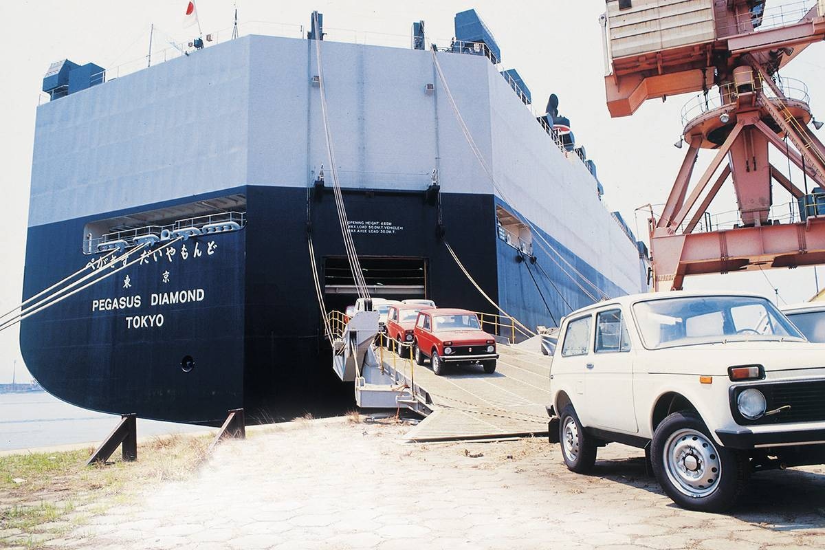 Unloading Lada Niva 2121 in a port in Brazil in the late 1980s.