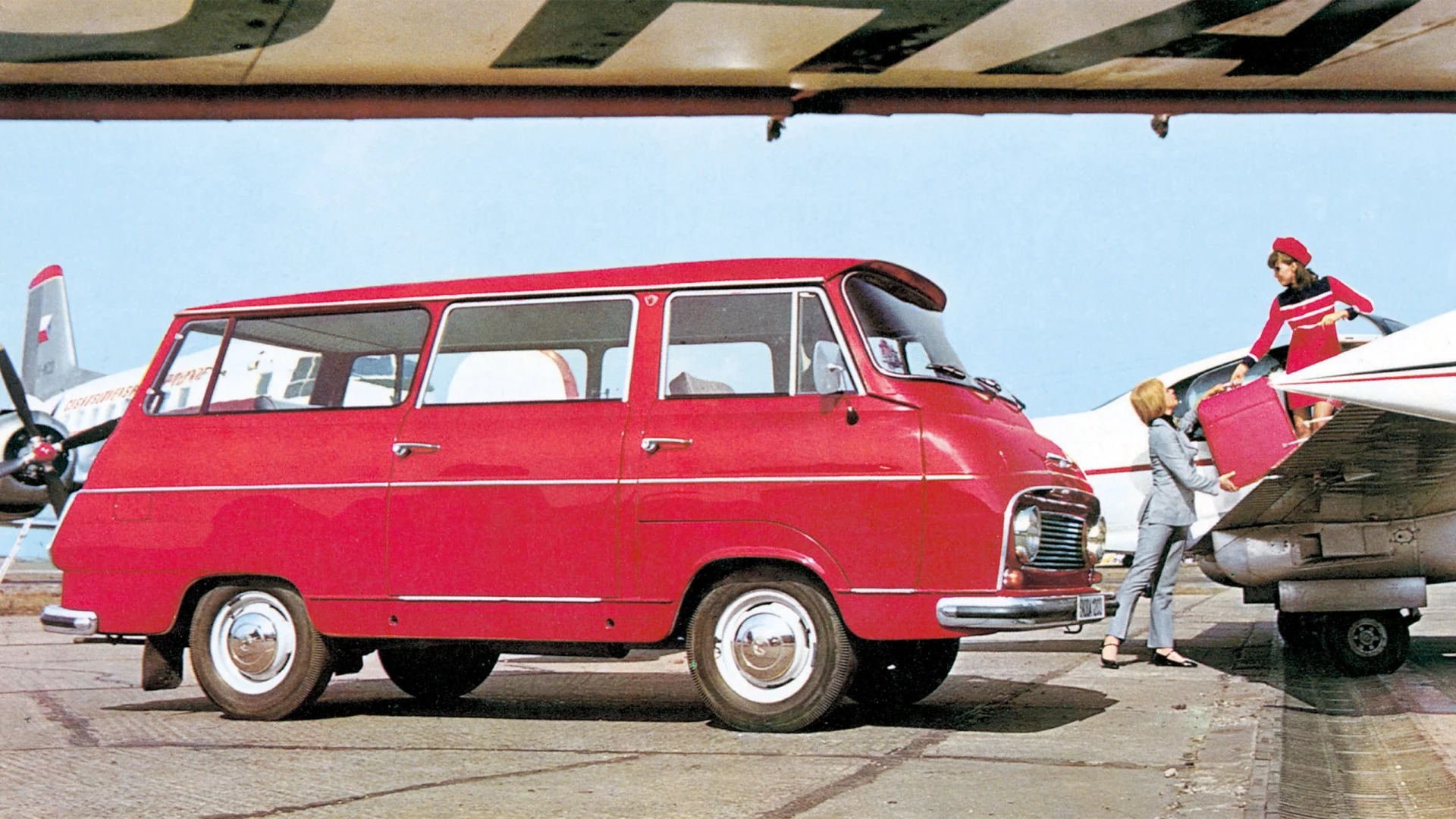 Two girls and a red Škoda 1203.