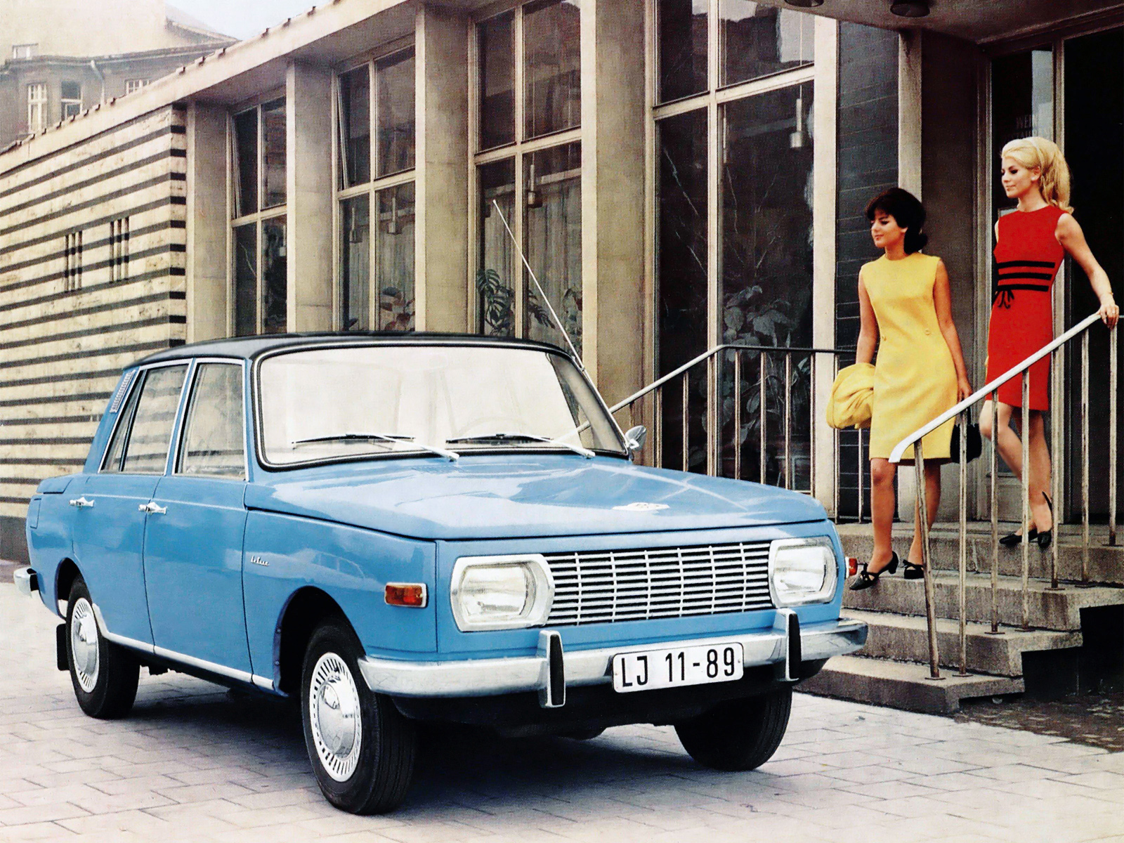 Two girls and a Wartburg 353.