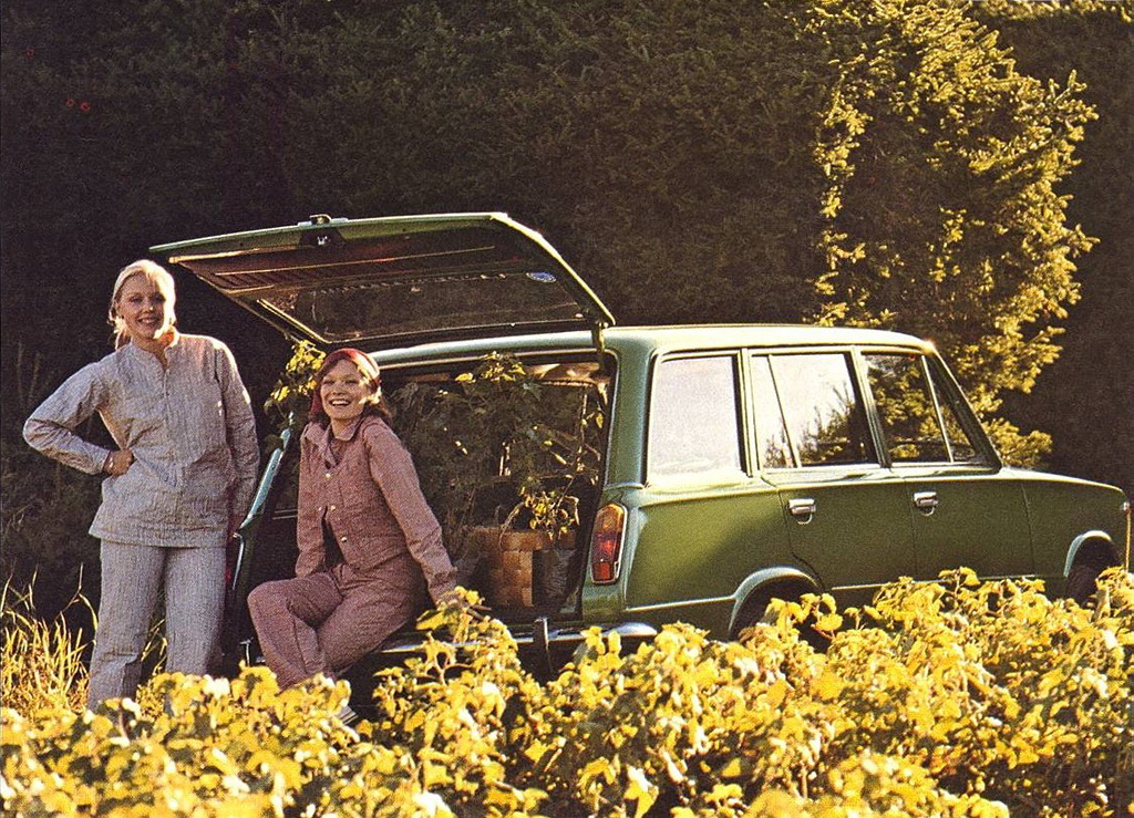 Two girls and a green Lada 2102.