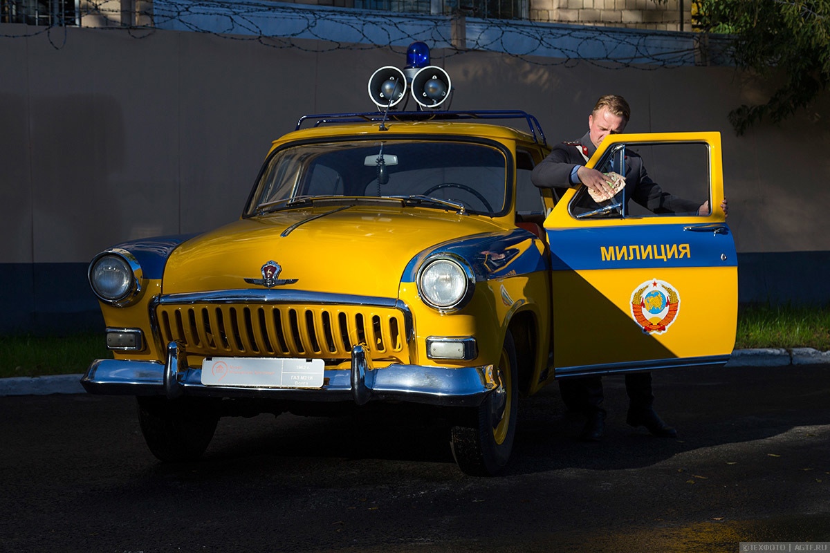 A police Volga GAZ M-21.