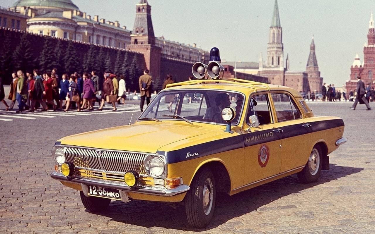 A police Volga GAZ M-24.