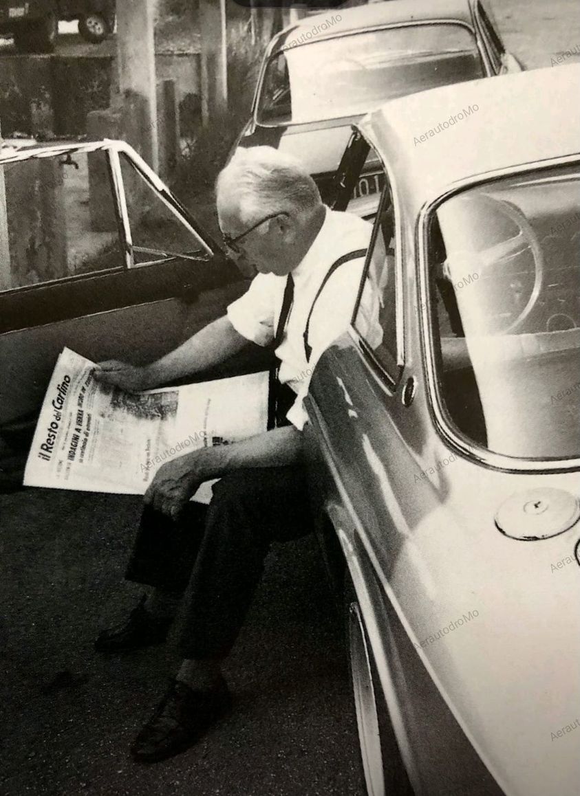 Enzo Ferrari relaxes with the Resto del Carlino during Jacky Ickx's tests in 1970. 