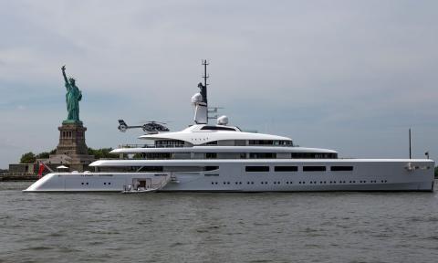 The couple owns the largest yacht ever built in Great Britain, called the “Vava II”, costing nearly 120 million euros, 95 meters long.