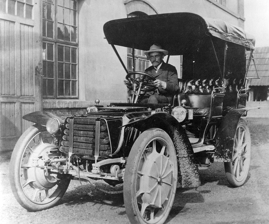 1903. Lohner-Porsche Mixte hybrid driven by F. Porsche. The car had a Daimler internal combustion engine charging the batteries that turned the electric motors in wheel hubs. 