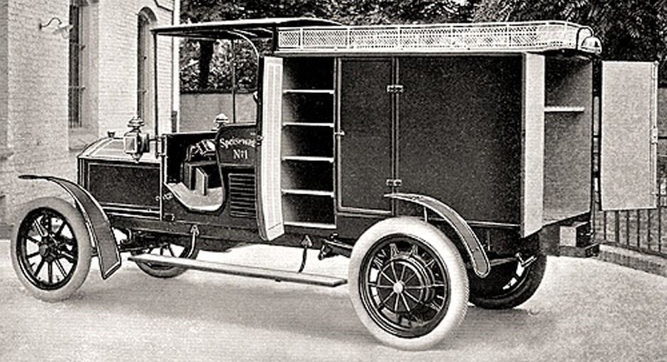 1908 Mercedes-Electrique food transport vehicle. The petrol/electric vehicles with electric wheel hub drive, sold from 1908, were especially popular with city dwellers. Daimler’s Marienfelde plant produced trucks, beer transporters, waste collection and other municipal vehicles, buses for city tours and, above all, fire engines. The battery-powered and later petrol/electric drive systems were developed by Ferdinand Porsche for the Lohner company who had sold the patent to Daimler.