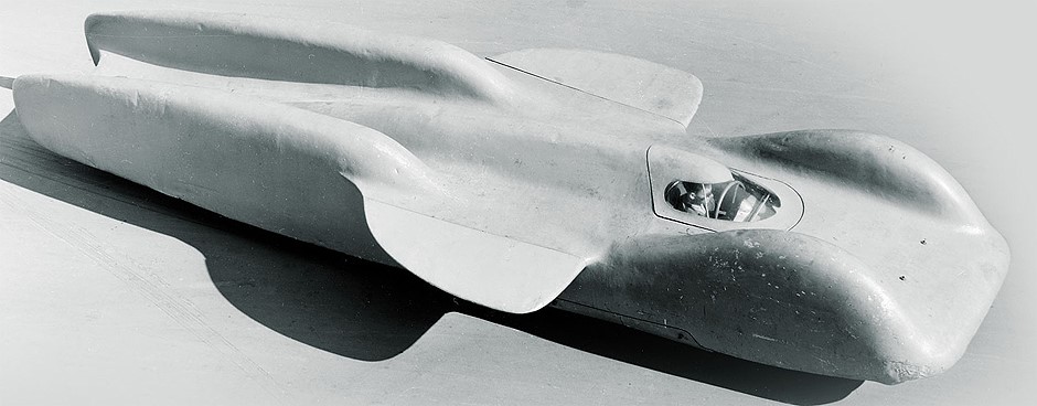 T80 had a tuned Daimler-Benz aircraft engine. The inverted V12 (crank up, cylinders down) with 44 litres displacement developed 3000 hp. The engine ran on a mixture of 7 different chemicals. The streamlined body achieved a drag coefficient of an astonishing 0.18. Kurb weight: 2900 kg (6393 lbs).