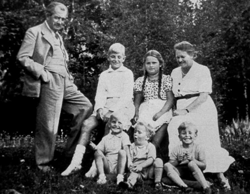 ca 1942. Ferdinand Porsche, grandson Ernst Piëch, granddaughter Louise Piëch, daughter Louise Piëch-Porsche. Sitting on the grass on the left is Ferdinand Piëch. 