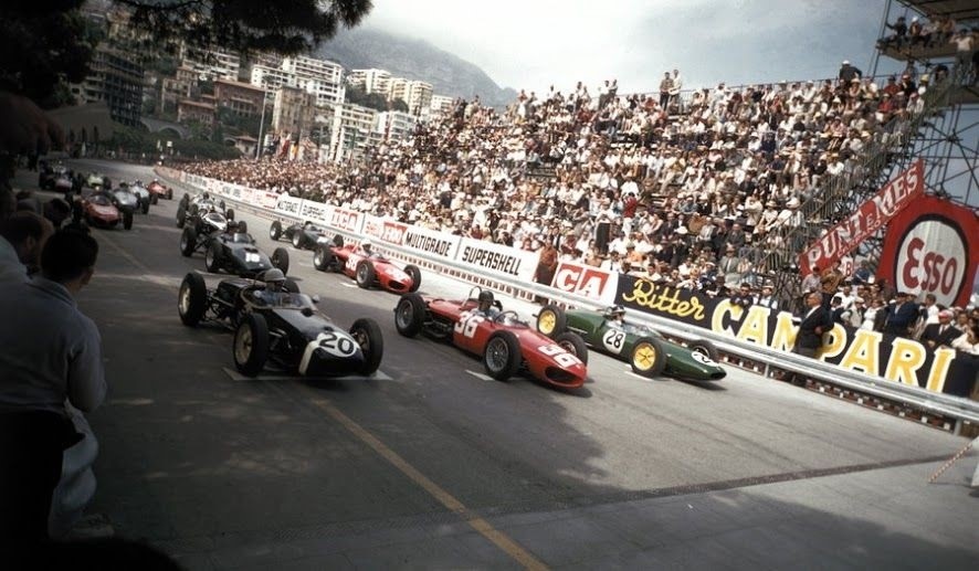 Grid shot: n.20 Moss - Lotus 18 Climax, n. 36 Ginther’s Ferrari 156 and n. 28 Clark Lotus 20 Climax front row. Gurney’s Porsche 718 and Phil Hill’s Ferrari 156 on row 2. 