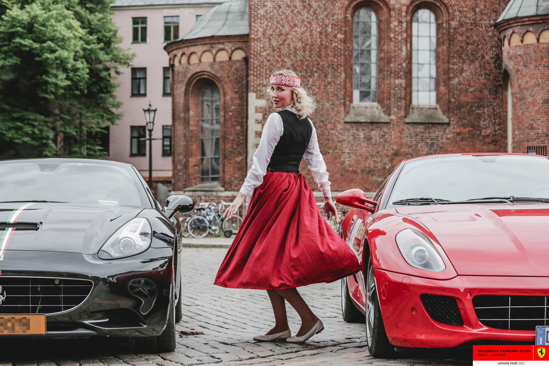 A grid girl ‘dancing’ between two Ferraris. 