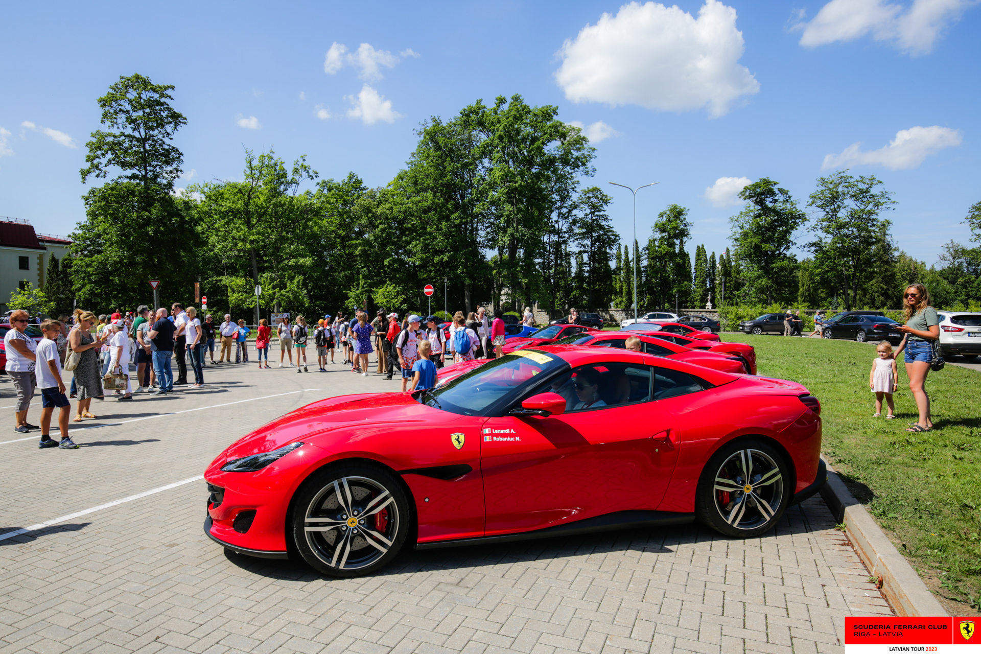 Arrival at Sigulda: public around the Ferraris.