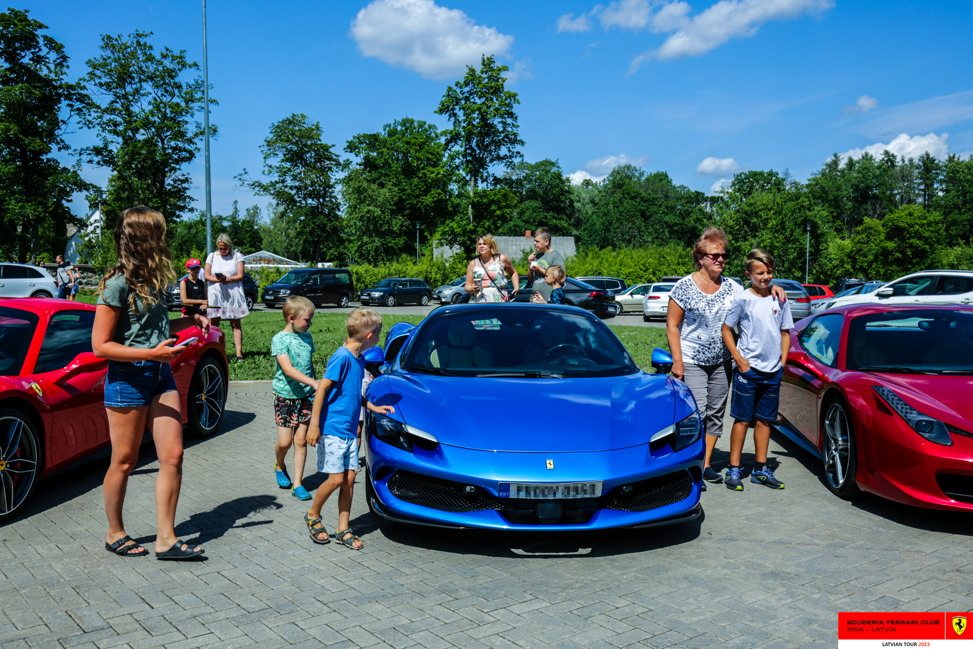 Sigulda: public around the Ferraris. 