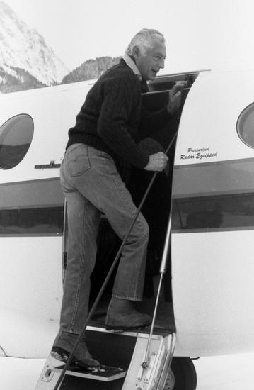 Gianni Agnelli boards his plane in Gstaad, Switzerland, in 1982.
